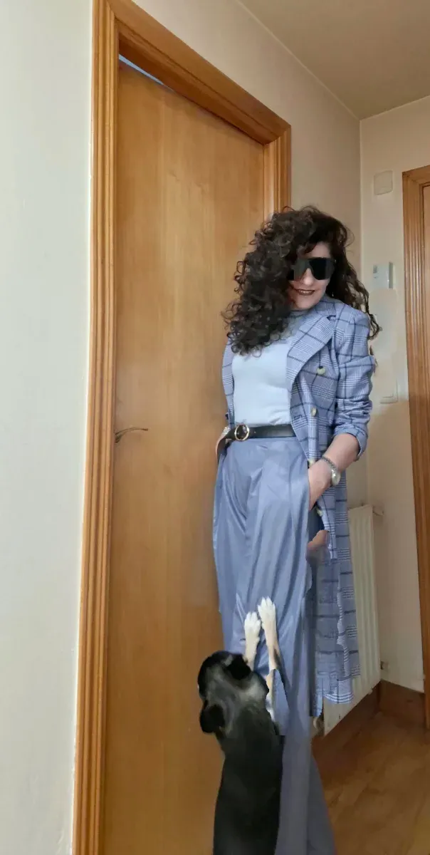 Pantalón polipiel azul con pinzas huecas