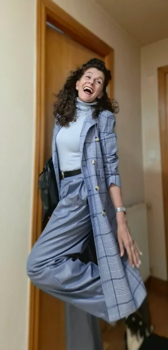 Pantalón polipiel azul con pinzas huecas