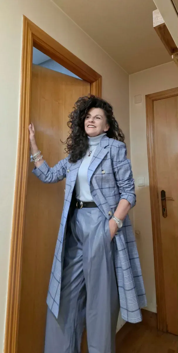 Pantalón polipiel azul con pinzas huecas