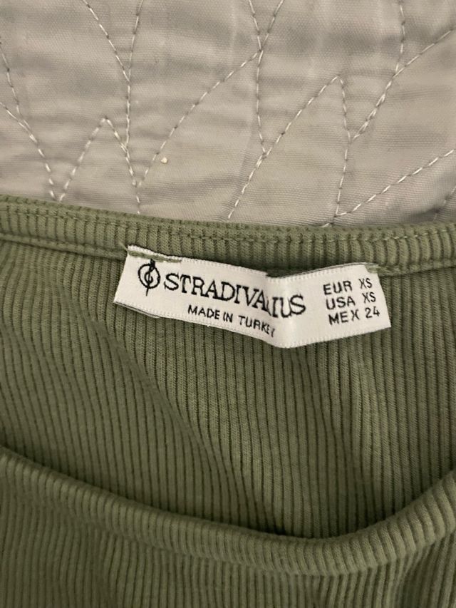 Top asimétrico verde