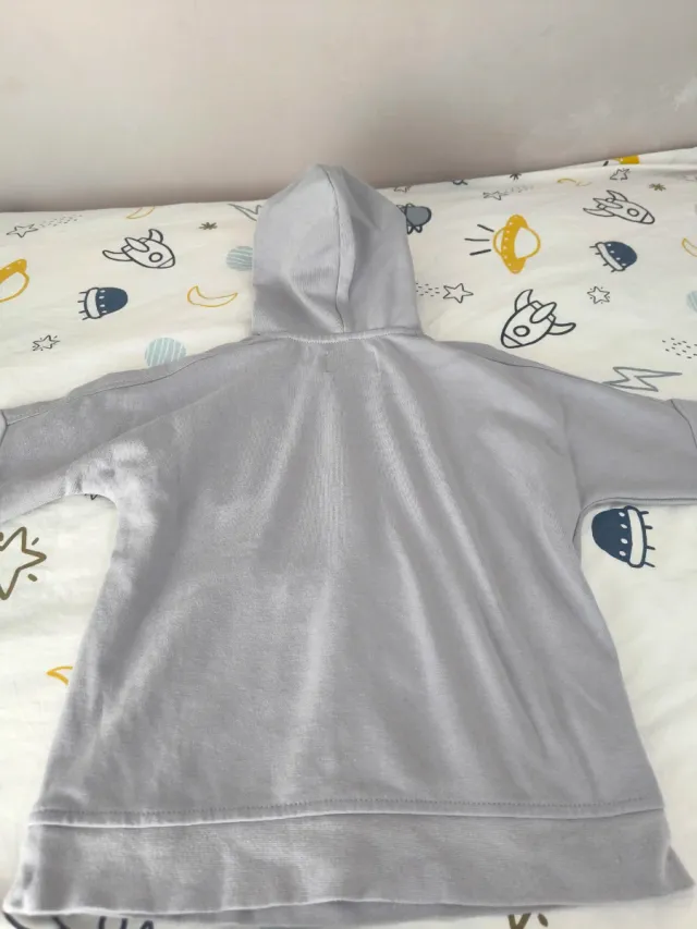 Sudadera gris con capucha niño Zara talla 116
