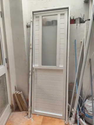 Puerta aluminio abatible