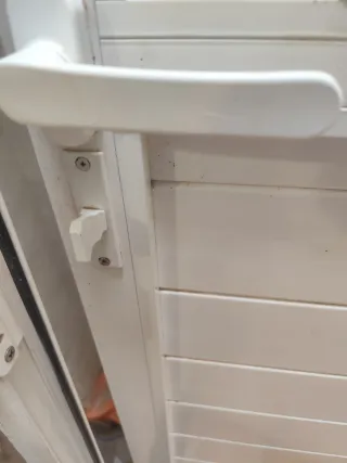 Puerta aluminio abatible