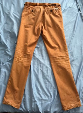 Pantalón naranja con cinturón