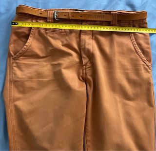 Pantalón naranja con cinturón