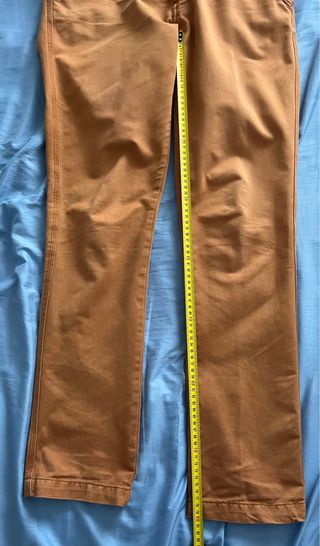 Pantalón naranja con cinturón