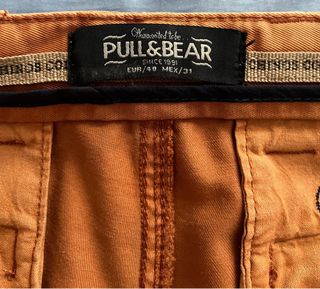 Pantalón naranja con cinturón