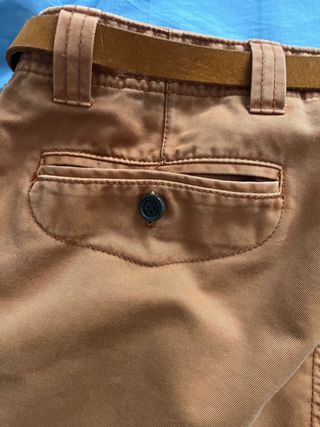 Pantalón naranja con cinturón