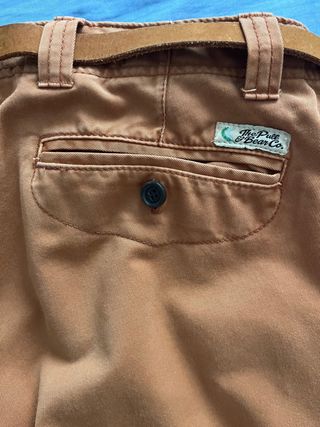 Pantalón naranja con cinturón