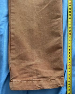 Pantalón naranja con cinturón