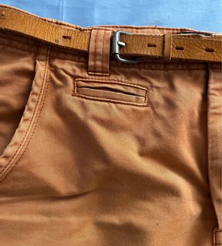 Pantalón naranja con cinturón