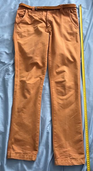 Pantalón naranja con cinturón