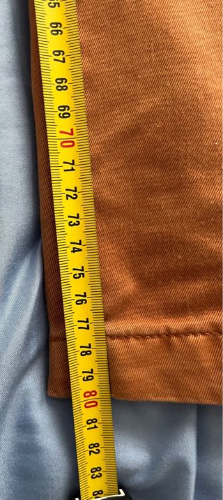 Pantalón naranja con cinturón