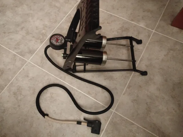 Inflador de pie con manómetro DETALLE BOQUILLA