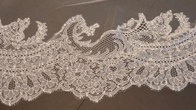 Velo de Novia Nuevo 3x3,5m . Encaje Chantilly