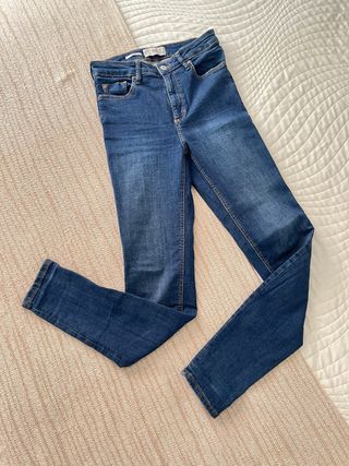 Pantalón vaquero Mango.