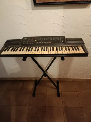 Piano eléctrico Casio con soporte