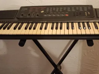 Piano eléctrico Casio con soporte