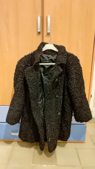 Abrigo de astracán auténtico, de color negro.