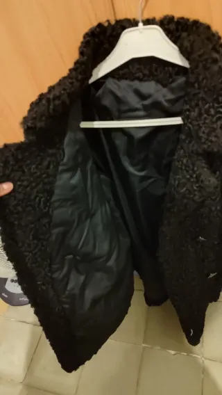 Abrigo de astracán auténtico, de color negro.