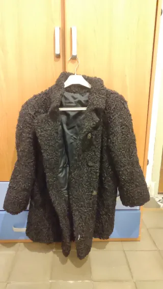 Abrigo de astracán auténtico, de color negro.