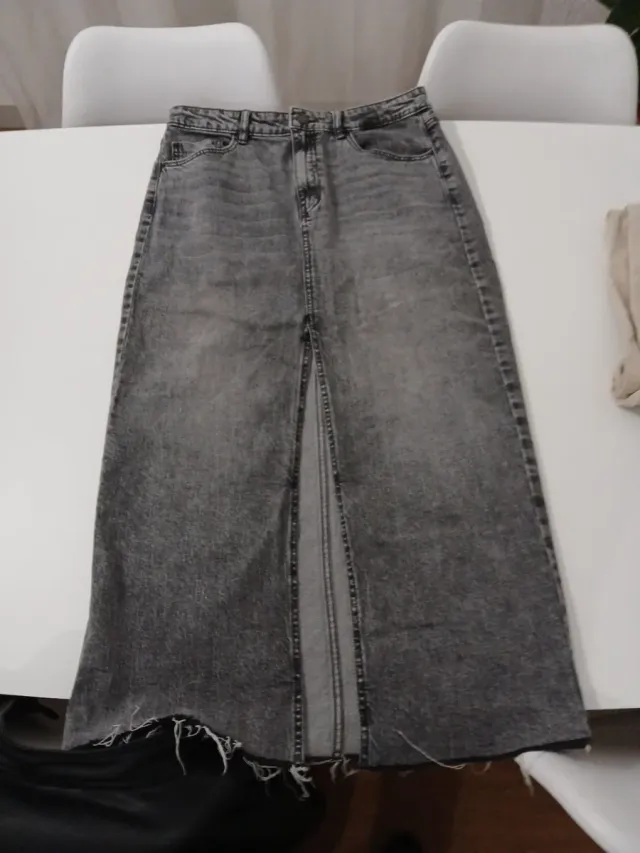 Pantalón vaquero y falda larga beige