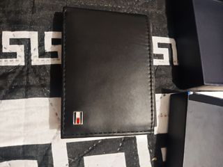 Cartera Tommy Hilfiger de cuero negra