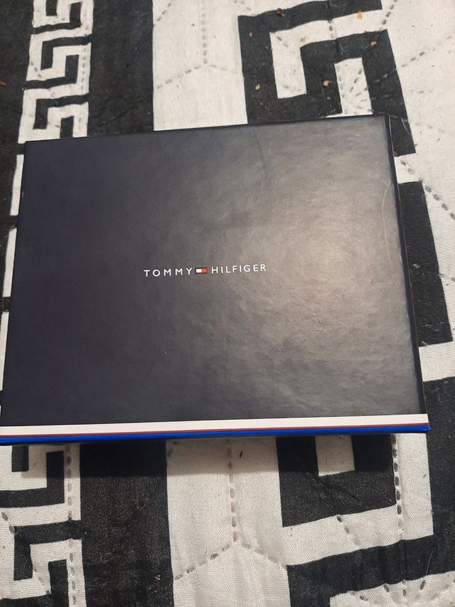 Cartera Tommy Hilfiger de cuero negra