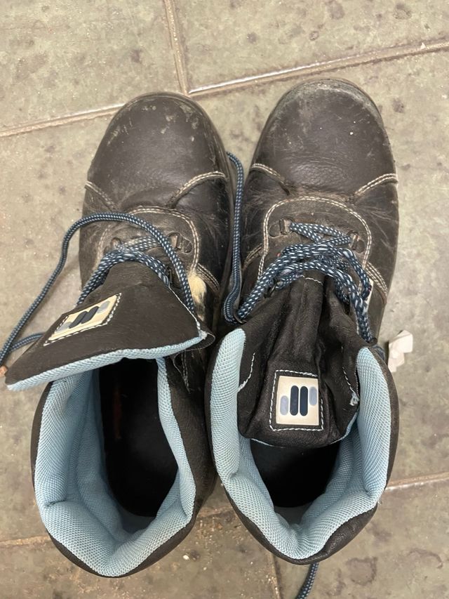 Botas de seguridad negras y azules