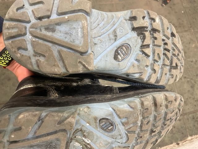 Botas de seguridad negras y azules