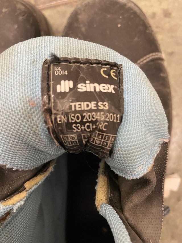 Botas de seguridad negras y azules