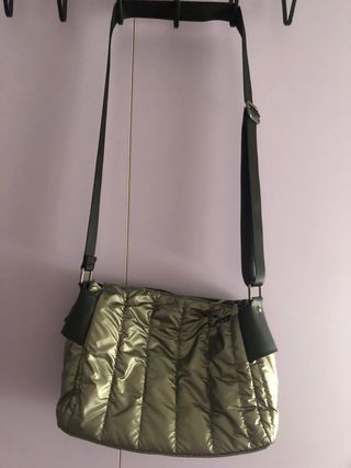 Bolso metalizado negro y plateado