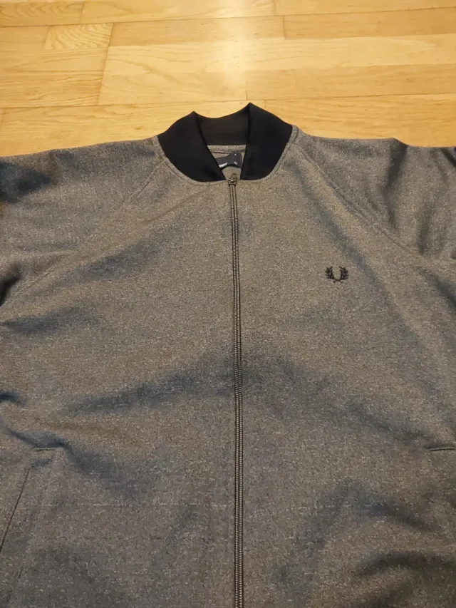 Chaqueta deportiva Fred Perry gris y negra