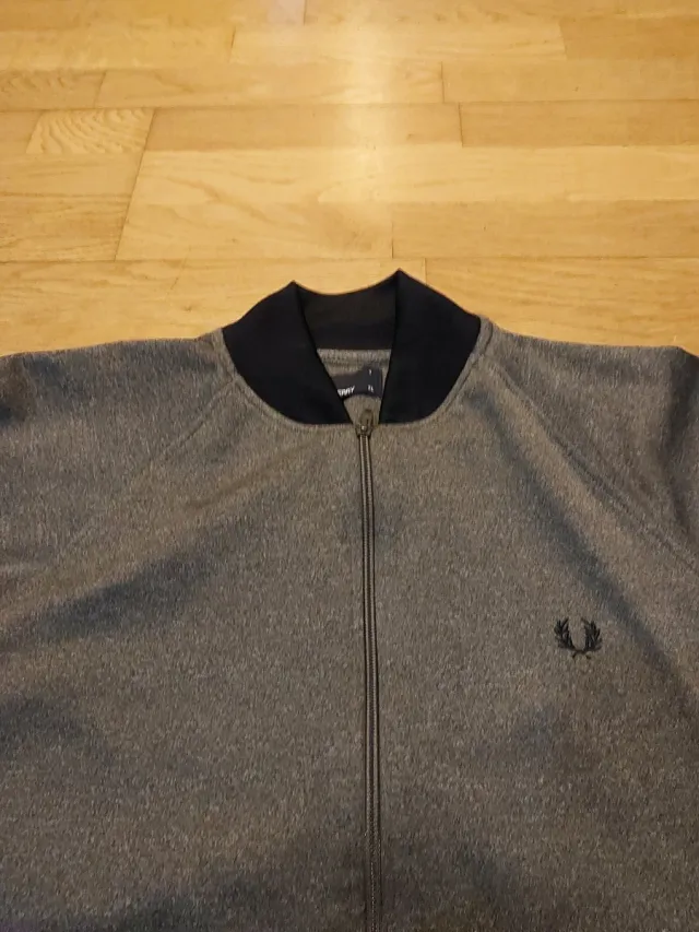 Chaqueta deportiva Fred Perry gris y negra