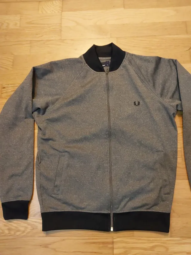 Chaqueta deportiva Fred Perry gris y negra