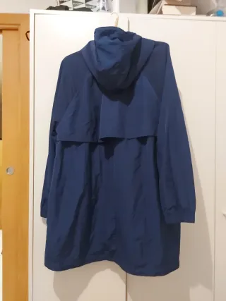 Chubasquero azul con capucha