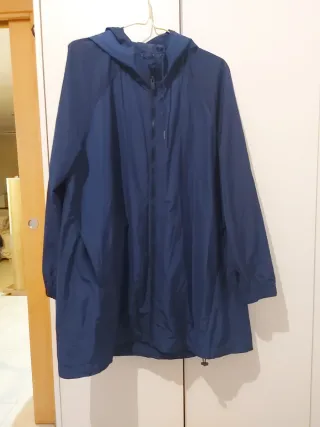 Chubasquero azul con capucha