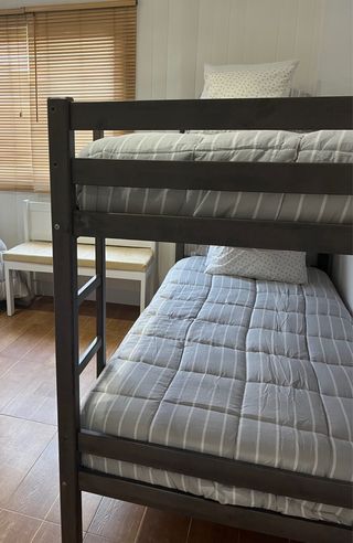 Litera de madera color marrón y gris