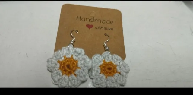 Pendientes de crochet flor blanco y amarillo