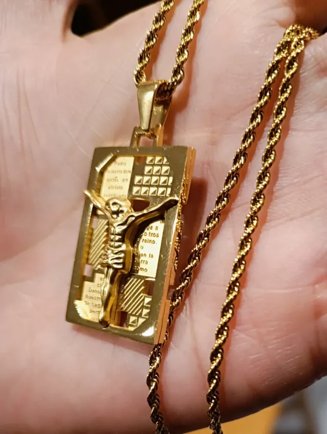 Colgante Cristo Padre Nuestro Acero Dorado
