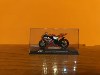Modellino Yamaha YZR-M1 Marco Melandri 2004