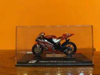 Modellino Yamaha YZR-M1 Marco Melandri 2004