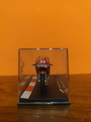 Modellino Yamaha YZR-M1 Marco Melandri 2004