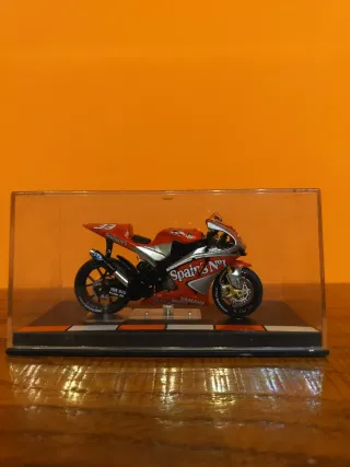Modellino Yamaha YZR-M1 Marco Melandri 2004