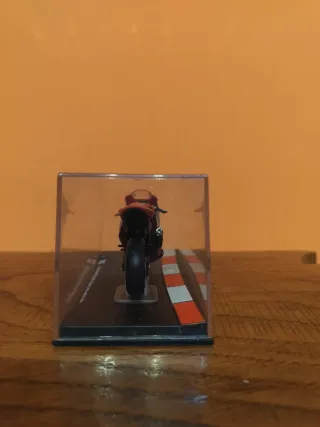 Modellino Yamaha YZR-M1 Marco Melandri 2004