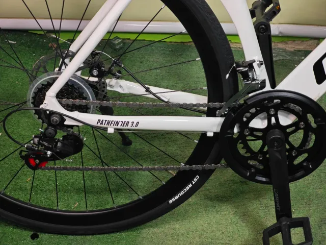 Bicicleta urbana CARPAT de alumínio e carbono NOVA