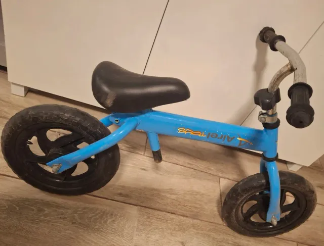 Bicicleta de equilibrio azul