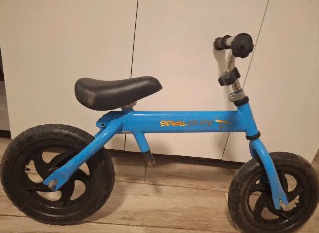 Bicicleta de equilibrio azul