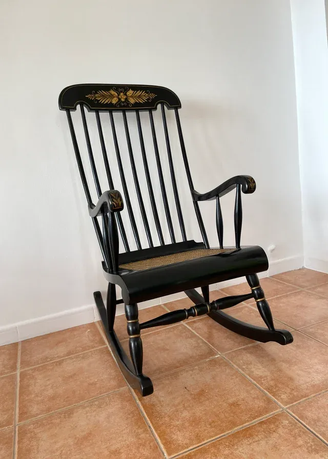 Mecedora Windsor/Boston Negra con Detalles Dorados