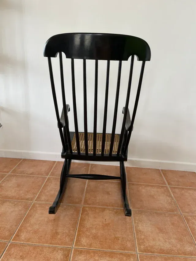 Mecedora Windsor/Boston Negra con Detalles Dorados